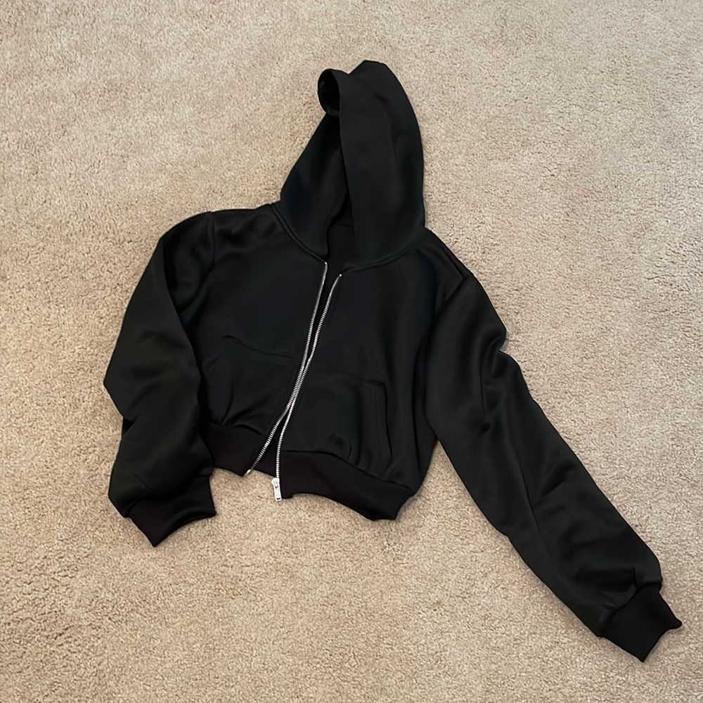 NWOT Cropped black zip up hoodie